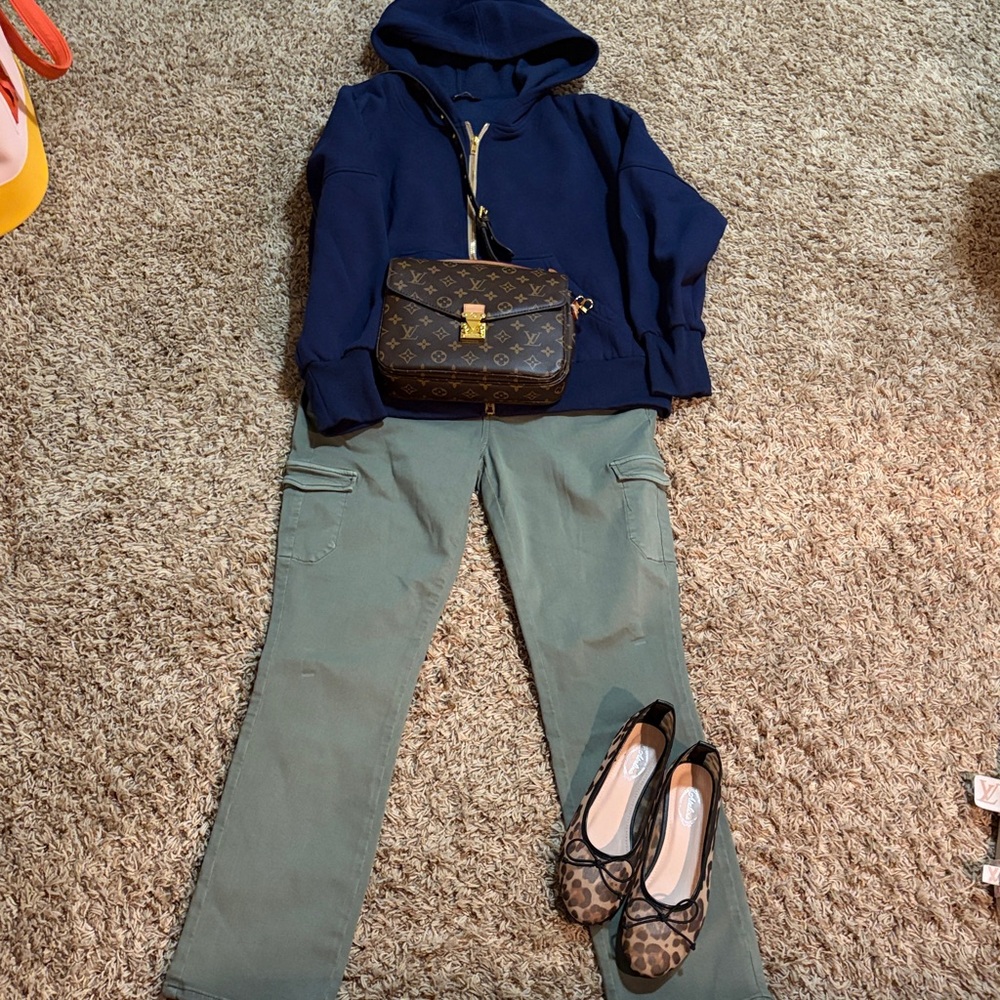 Women’s Navy Blue Hoodie with Gold Zipoer sz L